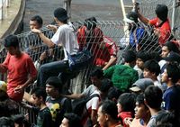 Calon Penonton Jebol Pagar GBK