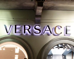 Versace Buka Butik Baru di Cina