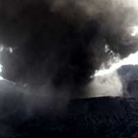 Selain Abu dan Pasir, Bromo Juga Muntahkan Bebatuan