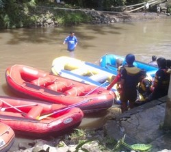 Perahu Dada dan Ayi Terjungkal Saat Arung Jeram