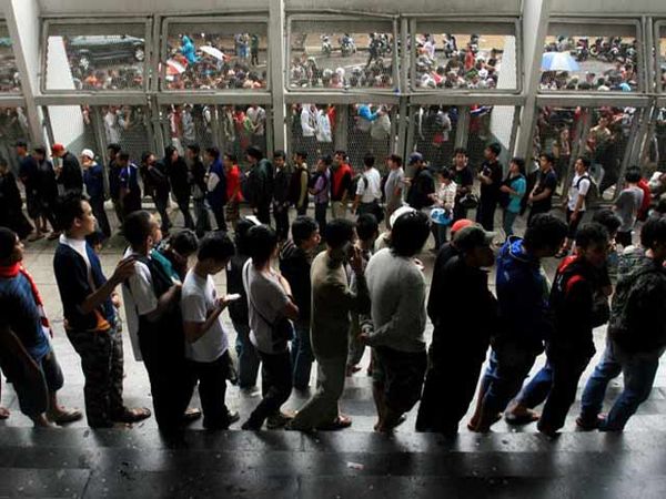 Berburu Tiket Hingga Tetes Keringat Terakhir