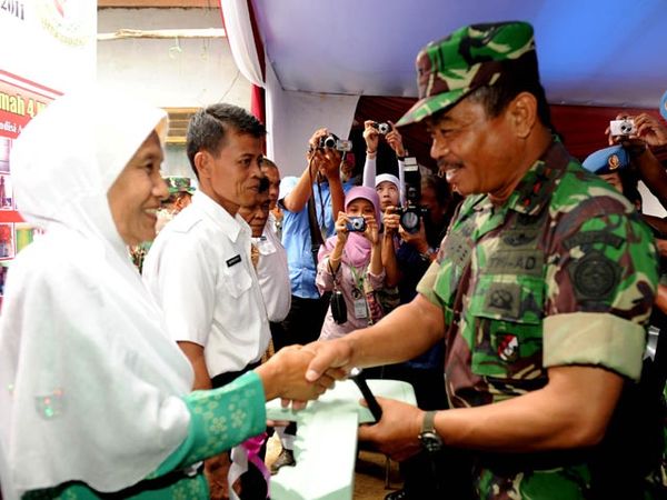 Penyerahan Kunci Bedah Rumah Paspampres