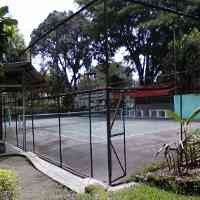 Keluarga Hantu di Lapangan Tenis Buat Petugas Keamanan Takut