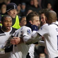 Sepuluh Pemain Spurs Taklukkan Villa