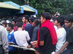  Loket Penukaran Kupon Final AFF Dibuka, Brimob Bersenjata Jaga Ketat