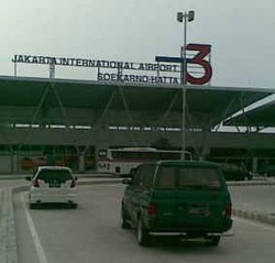 Atap Bandara Cengkareng Terbang Akibat Angin Kencang