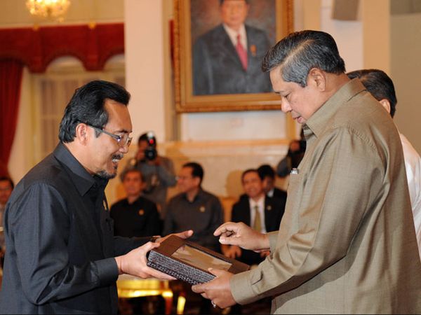 SBY Serahkan DIPA 2011