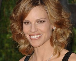 Hilary Swank Segera Rilis Busana Senam