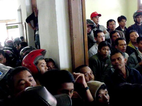 Berdesakan di Sidang Tilang