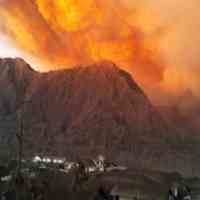 Bromo Kembali Semburkan Abu Disertai Kerikil Pijar 