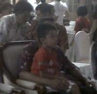 Sambil Pangku Cucu, Boediono Nonton Indonesia VS Malaysia