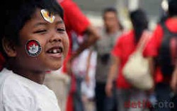 Sudirman Macet Total, Ibu-ibu dan Anak Kecil Tonton Final AFF