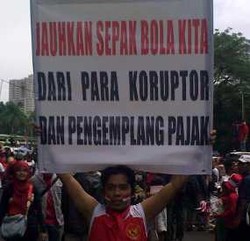  Suporter Serukan Koruptor & Pengemplang Pajak Jauhi Timnas