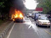 Taksi Terbakar di Jalan Yos Sudarso