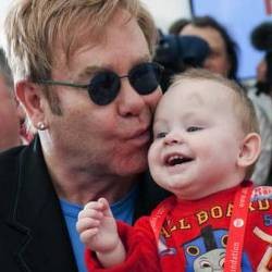 Elton John Jadi Ayah di Hari Natal