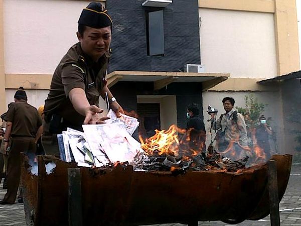 Kejari Surabaya Musnahkan Barang Bukti