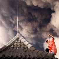 Rumah Penduduk yang Diselimuti Abu Bromo Dibersihkan Ramai-ramai