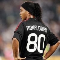Milan: Dinho Bertahan