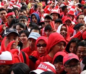 Suporter Sambut Meriah Bus Timnas