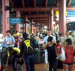 Puncak Arus Liburan Tahun Baru di Bandara Soeta Hari Ini & Besok