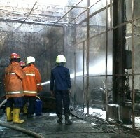 Api Bakar Bengkel Mobil di Jl Dewi Sartika, 1 Avanza Terbakar