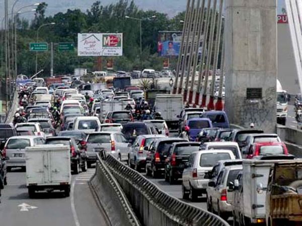 Mengular di Flayover Pasupati