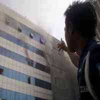 Asap Putih Pekat Keluar dari Gedung MEX di Surabaya 