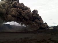 Bromo Semburkan Abu Vulkanik