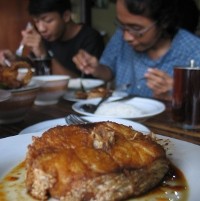 Hasri, Warung Nasi Murah Meriah di Kuta