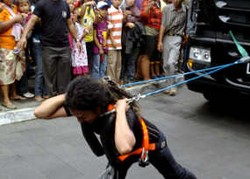  Limbad Lanjutkan Tarik Truk dengan Rambut, Jalanan Macet 2 Menit