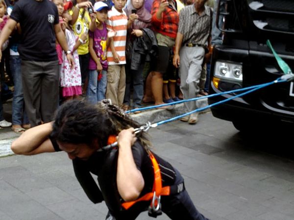 Aksi Limbad Tarik Truk Bikin Macet