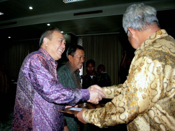 AKR, Petronas, Pertamina Salurkan BBM Bersubsidi