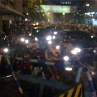 Meski Gerimis, Warga Tetap Antusias Sambut Tahun Baru