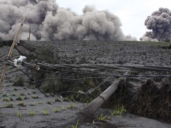 Abu Bromo Tumbangkan Tiang Listrik