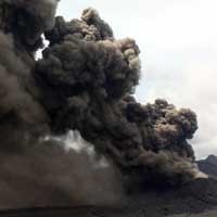 Bromo Terus Semburkan Asap Pekat Kelabu Disertai Suara Gemuruh