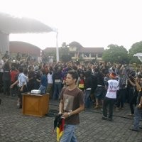 Gubernur Ciprat Kepala 4 Ketua Geng Motor dengan Air Bunga