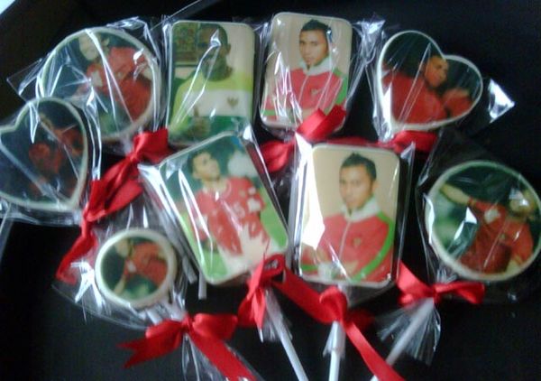 Pemain Timnas di Dalam Cokelat