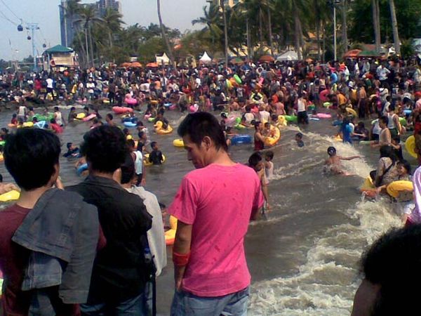 Pantai Ancol Menyemut