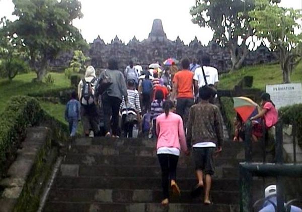Pengunjung Padati Candi Borobudur