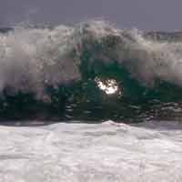 Dua Pemancing Tewas Terseret Ombak di Pantai Licin