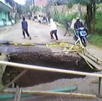 Tiga Minggu Jembatan Ambles di Cikuda Belum Diperbaiki