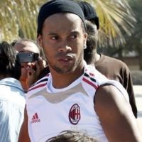 Milan Melepas Ronaldinho