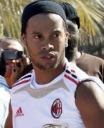 Milan Melepas Ronaldinho