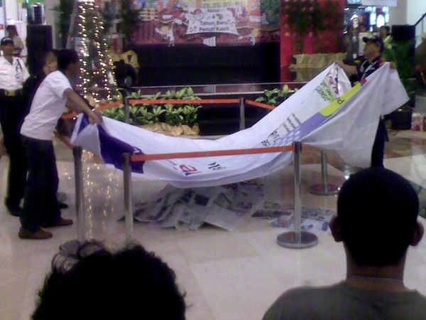 Pria Lompat Dari Blok M Square