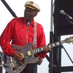 Chuck Berry Roboh di Atas Panggung