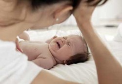 Ibu Lebih Banyak Korbankan Waktu Tidurnya Dibanding Ayah 