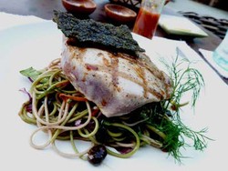 Santap Malam Bercahaya Lilin di Tengah Sawah