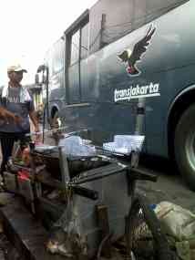 Bus TransJ Tabrak Pedagang Gorengan di Depan Polsek Jatinegara