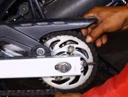 Trik Cegah Rantai Motor Putus di Tengah Jalan 