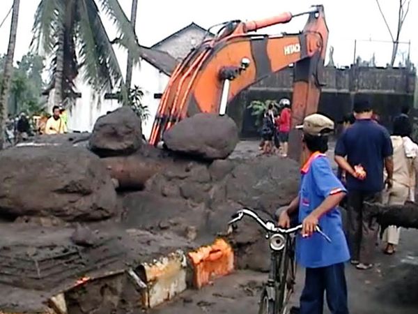Lahar Dingin Putuskan Jalur Magelang-Yogya